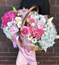 Цветочная композиция из Розы, Хризантемы, Пионы и Лизиантусы в корзине в Билибино