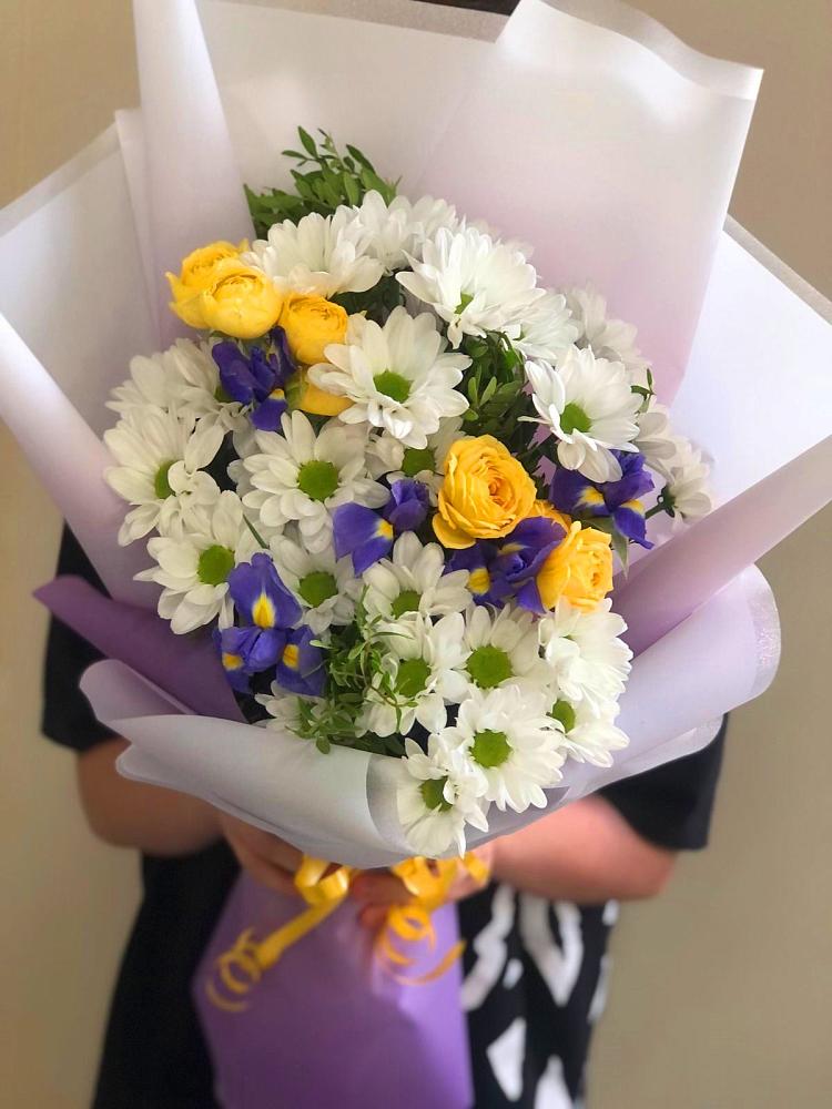 Букет цветов из: Ирисы, Хризантемы и Розы в Билибино