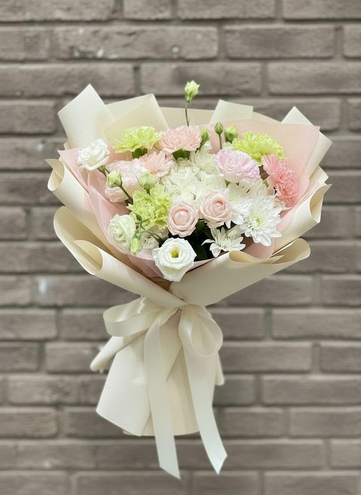 Букет цветов из: Гвоздики, Розы, Лизиантусы и Хризантемы в Билибино