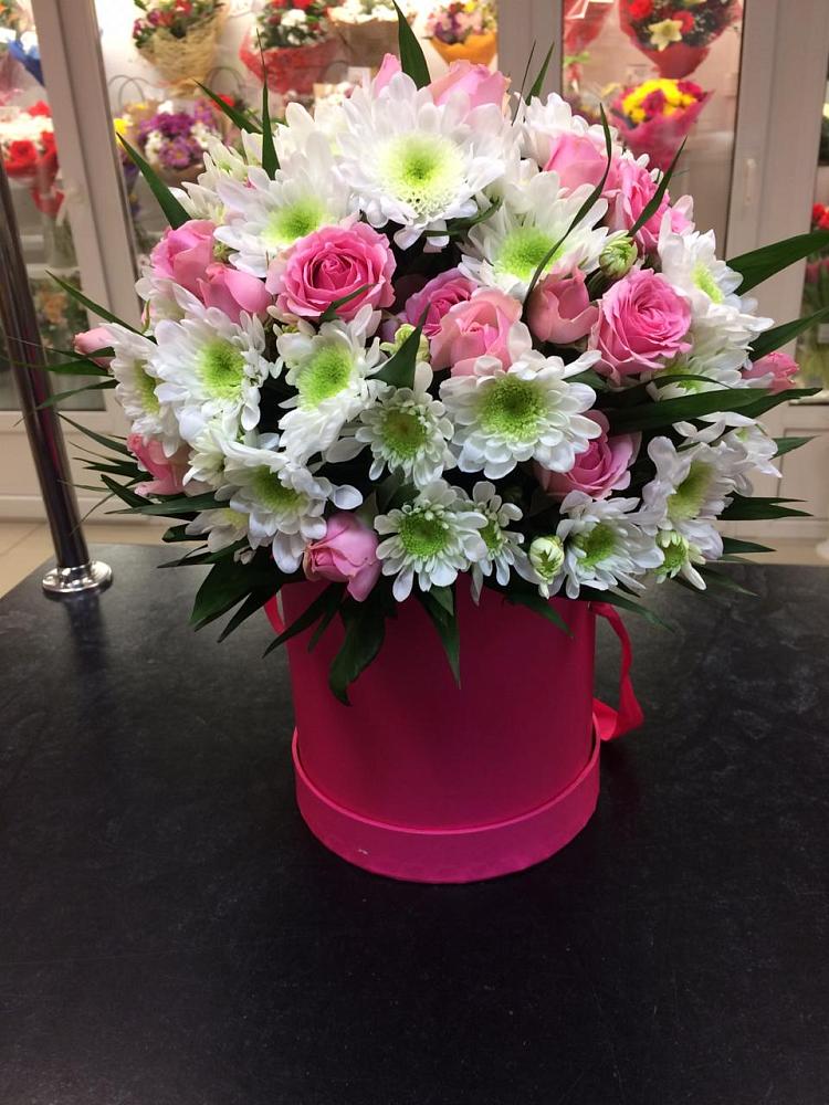 Цветочная композиция из Розы и Хризантемы в шляпной коробке в Билибино