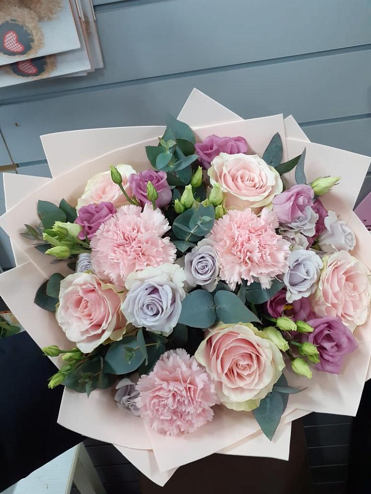 Букет цветов из: Розы, Гвоздики и Лизиантусы в Билибино